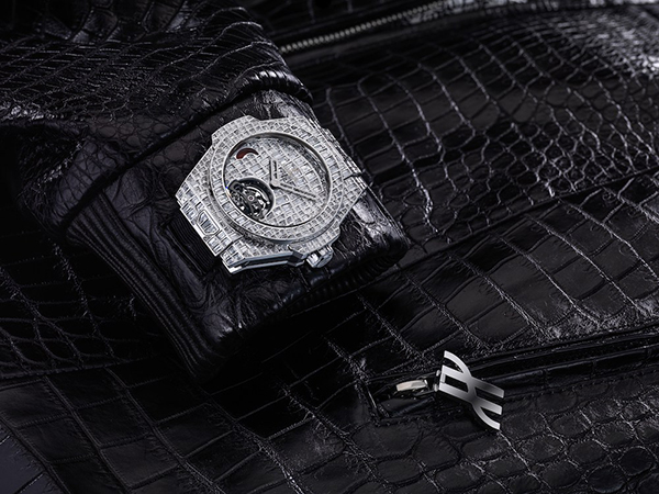 Hublot تكشف عن ساعة فاخرة ومعطف جلدي مقابل مليون دولار